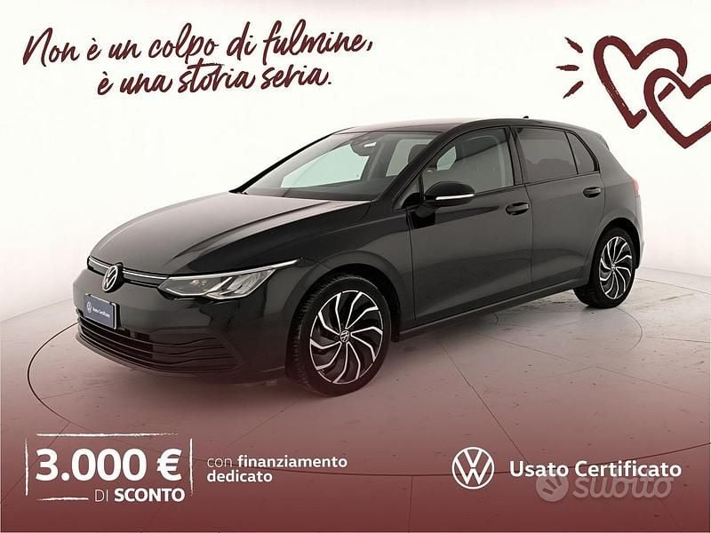 Deep black perlato Usata 2023 VW Golf Life Berlina | 21.900 € (Buon prezzo) - Immagine 1/4