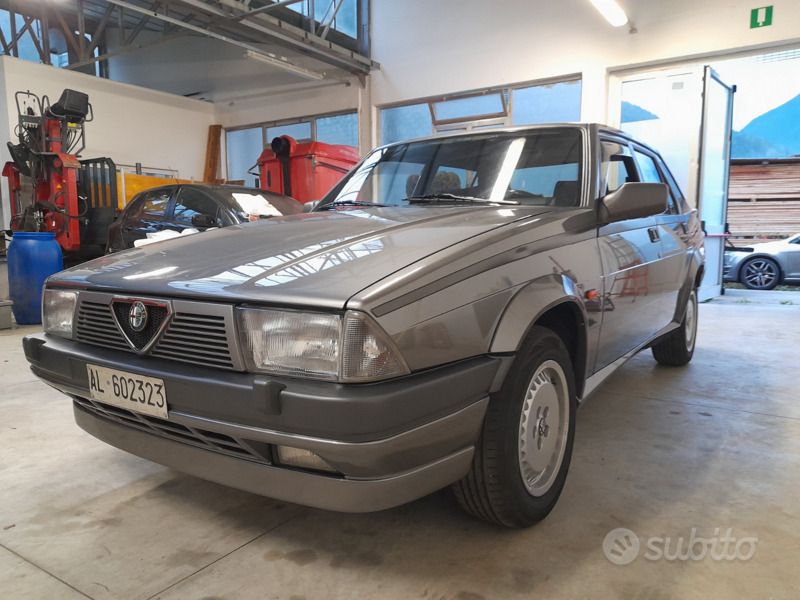 Usata Alfa Romeo 75 148 CV (108 kW) 1988 Grigio Berlina
