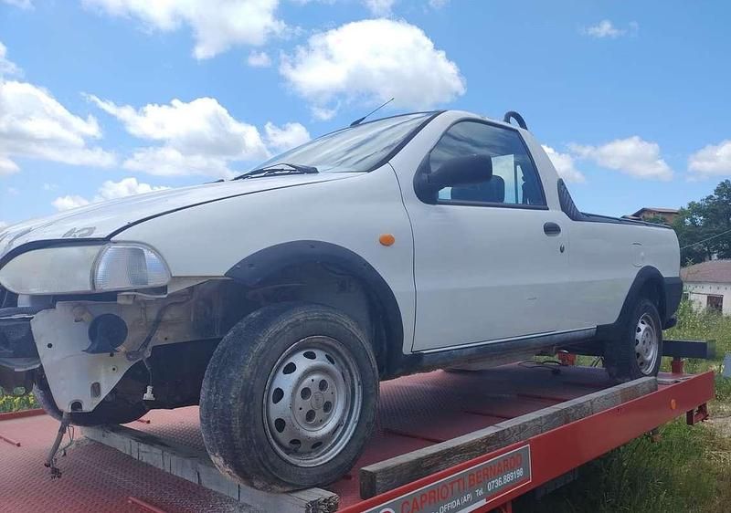 Usata Fiat Strada 95 CV (69 kW) 2001 Bianco Pick-up