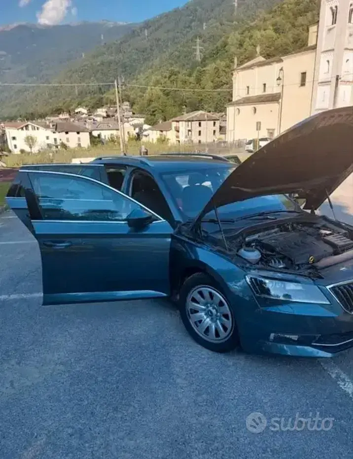 Usata Skoda Superb 120 CV (88 kW) 2019 Grigio Station wagon