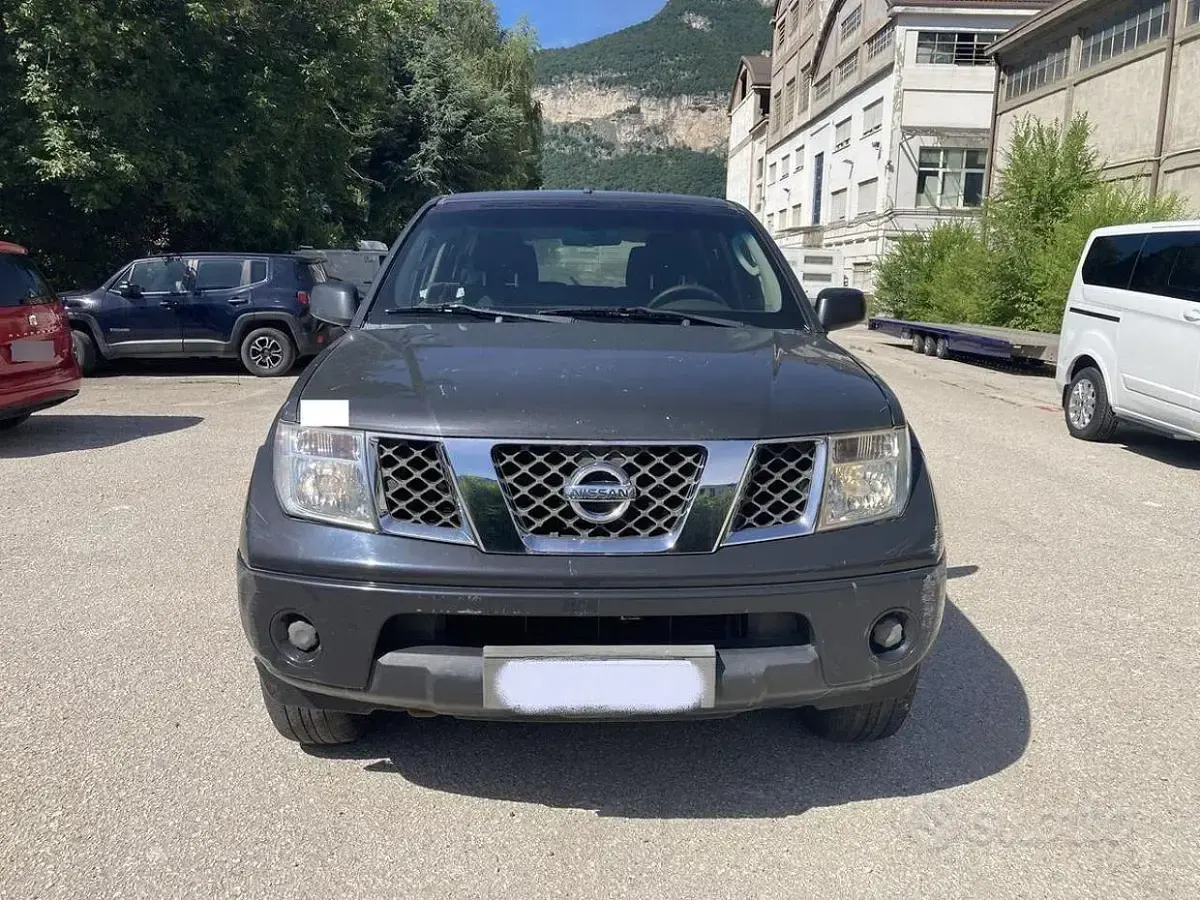 Usata Nissan Navara 174 CV (127 kW) 2005 Grigio Pick-up