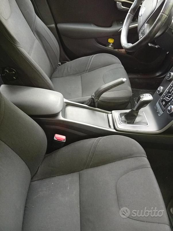 Usata Volvo V40 120 CV (88 kW) 2016 Nero Station wagon