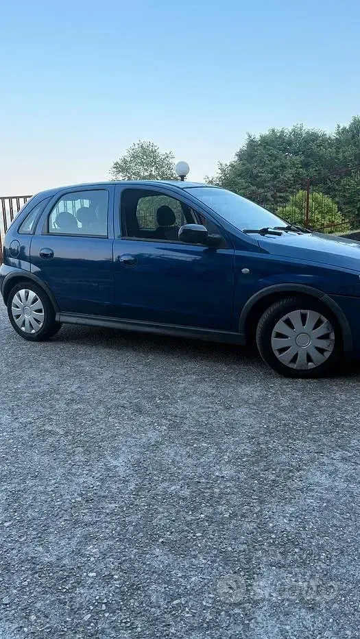 Używany Opel Corsa 69 KM (50 kW) 2004 Niebieski Hatchback