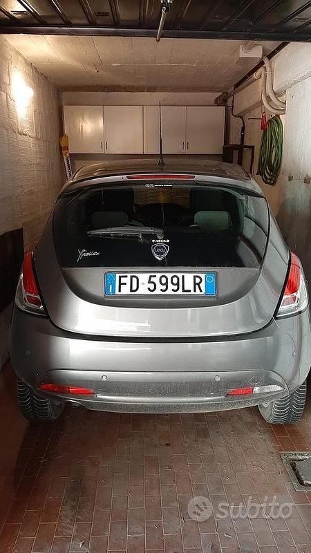 Usata Lancia Ypsilon Platinum 80 CV (58 kW) 2016 Grigio Utilitaria
