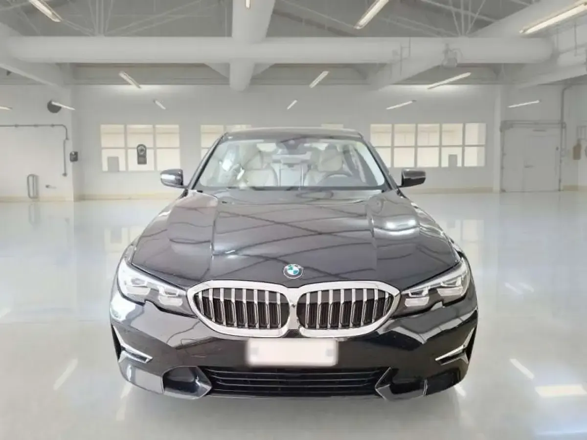 Begagnad BMW 318 Luxury Line 150 HK (110 kW) 2021 Blå Sedan