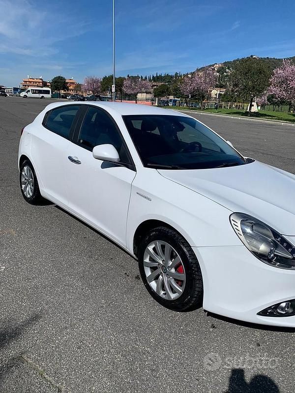 Bianco Usata 2017 Alfa Romeo Giulietta Due volumi | 10.500 € (Buon prezzo) - Immagine 1/4
