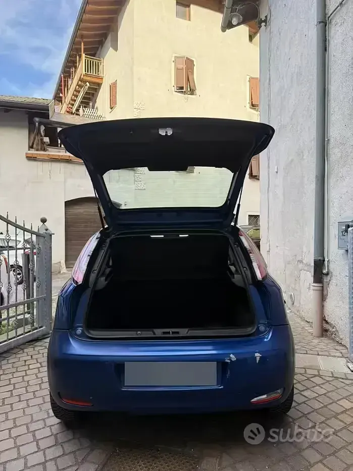 Usata Fiat Punto Evo Dynamic 77 CV (56 kW) 2009 Bluazzurro Utilitaria
