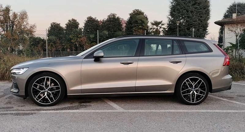 Grigio Usata 2021 Volvo V60 Business Edition Station wagon | 23.900 € (Buon prezzo) - Immagine 1/4