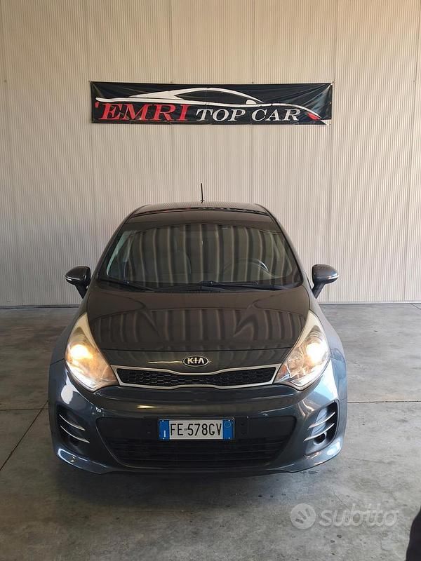Usado Kia Rio 90 CV (66 kW) 2016 Gris Utilitario