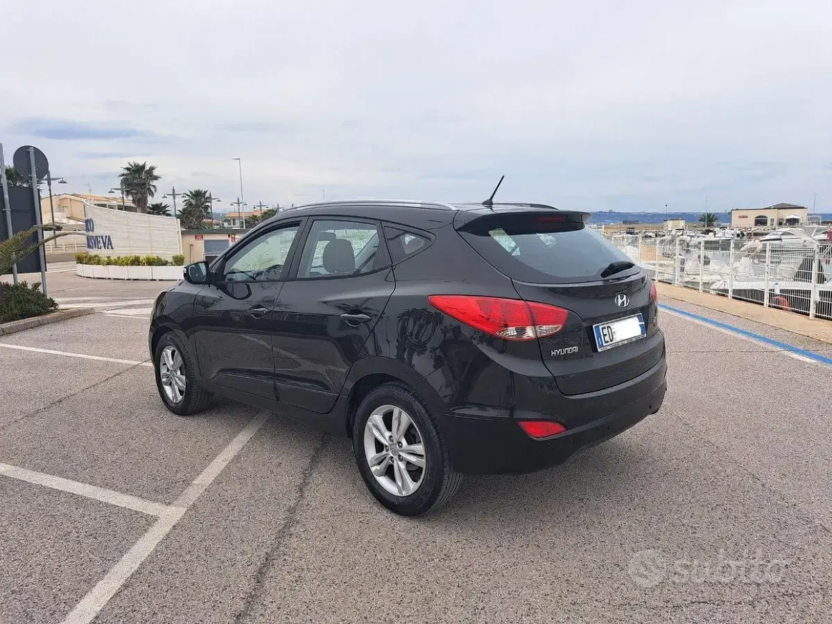 Käytetty Hyundai ix35 115 HP (84 kW) 2010 Musta Katumaasturi