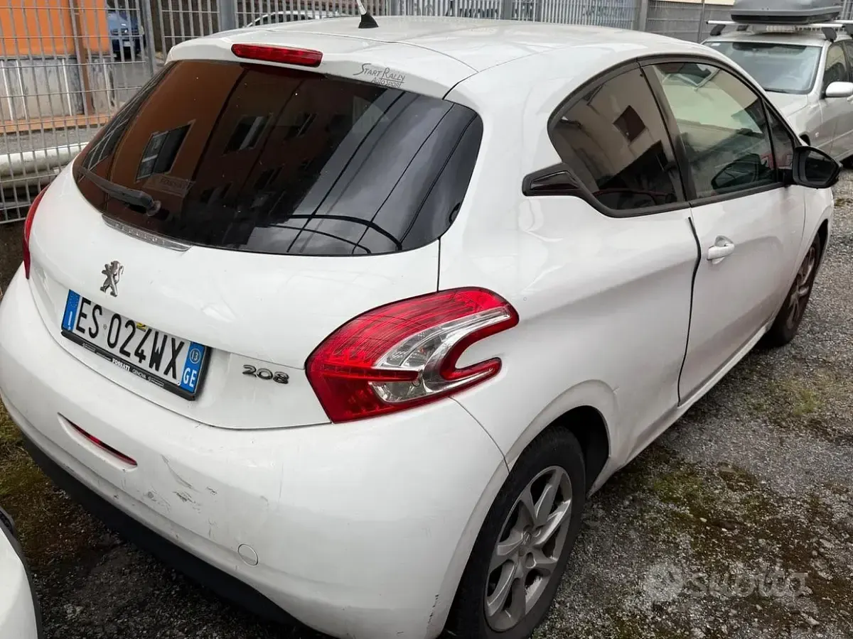 Usata Peugeot 201 68 CV (50 kW) 2013 Bianco Berlina