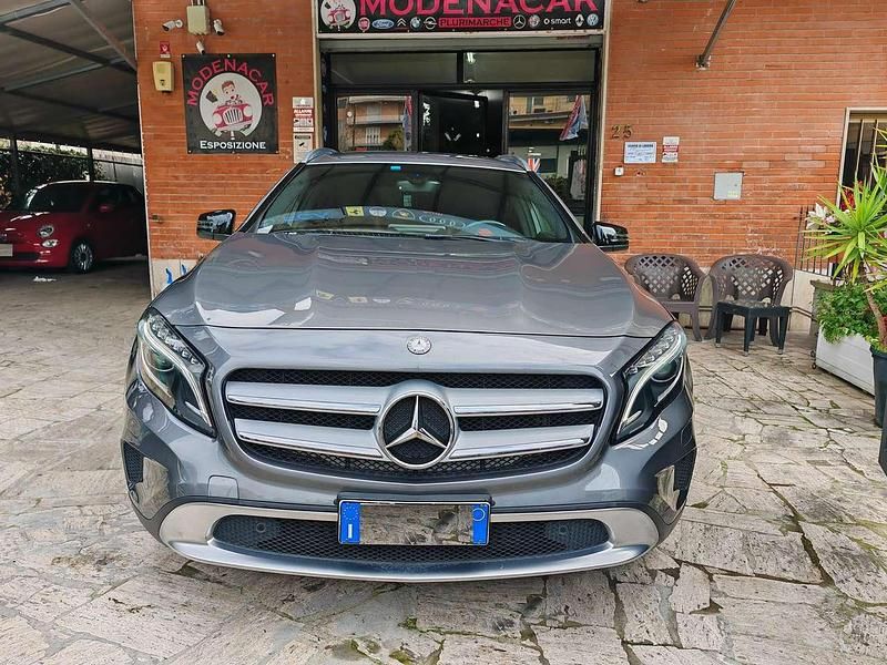 Grigio Usata 2015 Mercedes 200 Premium Tre volumi | 12.500 € (Buon prezzo) - Immagine 1/4