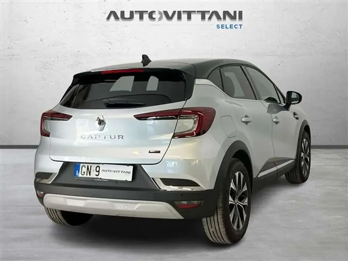 Usata Renault Captur Techno 145 CV (106 kW) 2023 Grigio chiaro SUV