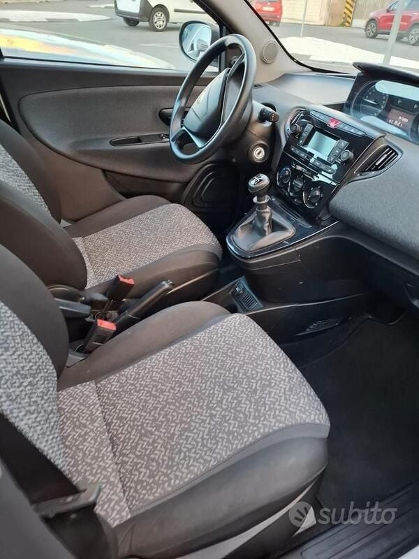 Usata Lancia Ypsilon 69 CV (50 kW) 2021 Bianco Utilitaria