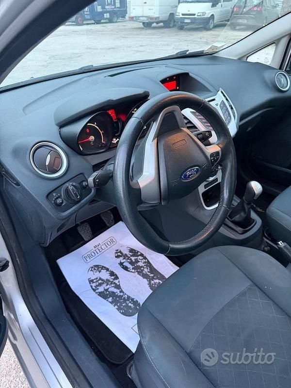 Usata Ford Fiesta Titanium 71 CV (52 kW) 2012 Grigio Berlina