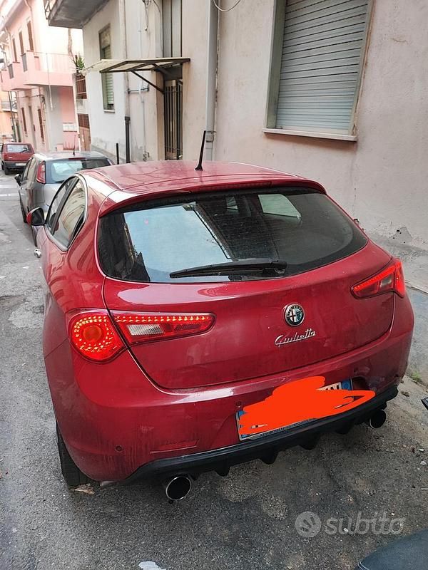 Rosso Usata 2013 Alfa Romeo Giulietta Due volumi | 10.000 € (Cara) - Immagine 1/4
