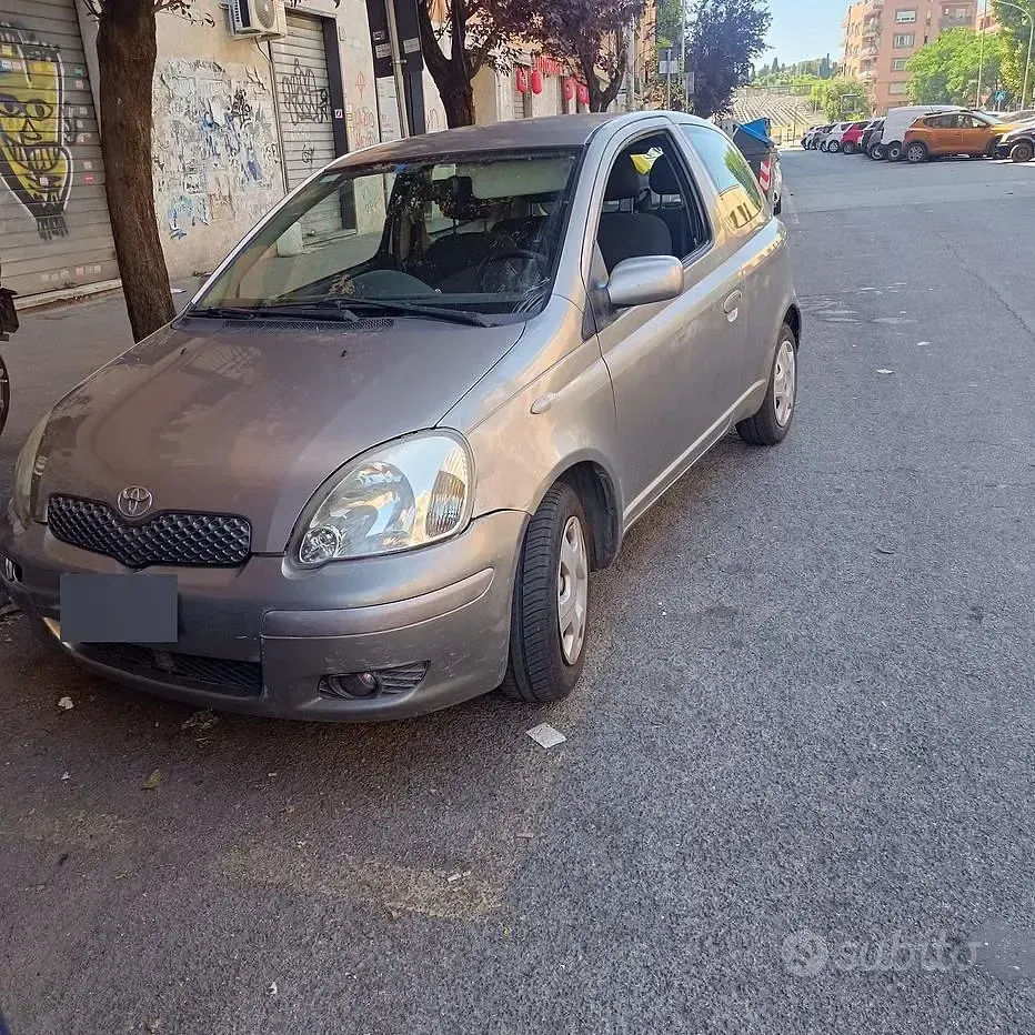 Usata Toyota Yaris Sol 87 CV (63 kW) 2003 Grigio Berlina