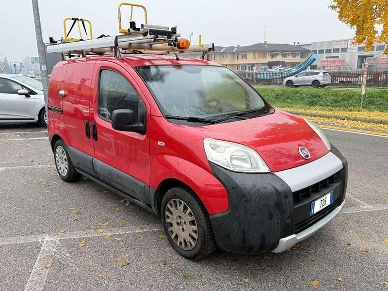 Rosso pastello Usata 2016 Fiat Fiorino Monovolume | 6490 € (Buon prezzo) - Immagine 1/4