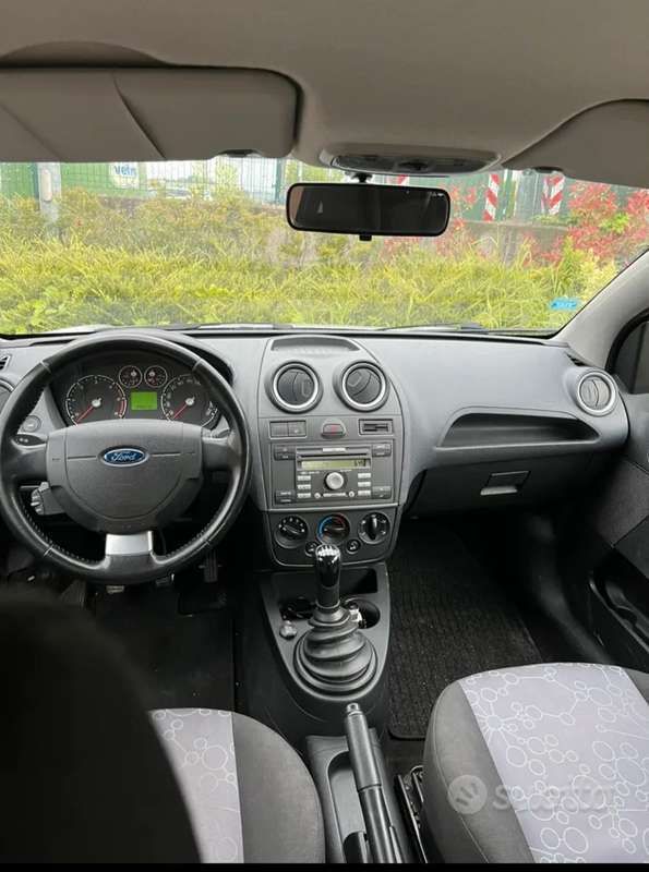 Usata Ford Fiesta Titanium 68 CV (50 kW) 2008 Grigio Utilitaria