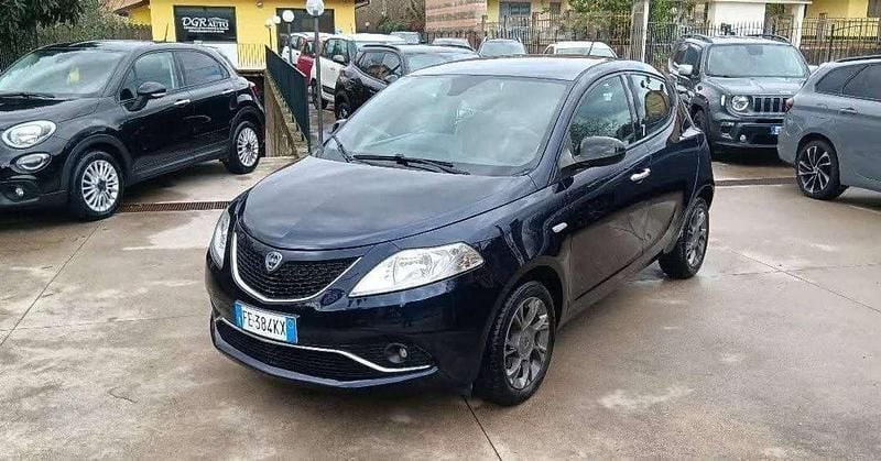 Usata Lancia Ypsilon Gold 95 CV (69 kW) 2016 Blu/azzurro Utilitaria