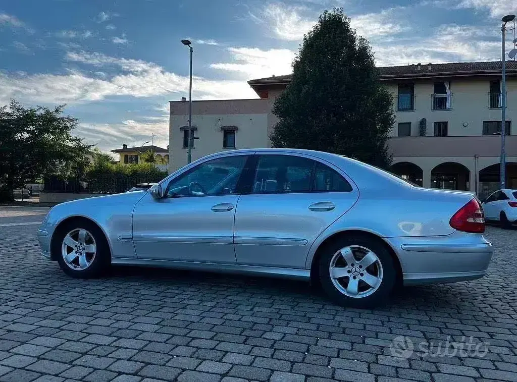Usata Mercedes E280 190 CV (139 kW) 2006 Grigio Berlina
