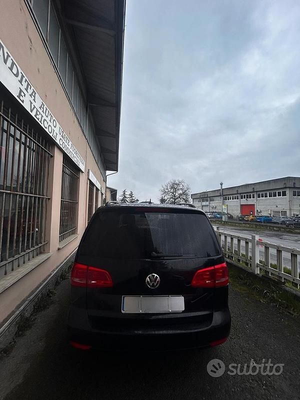 Begagnad VW Touran Comfortline 105 HK (77 kW) 2013 Svart Minibuss