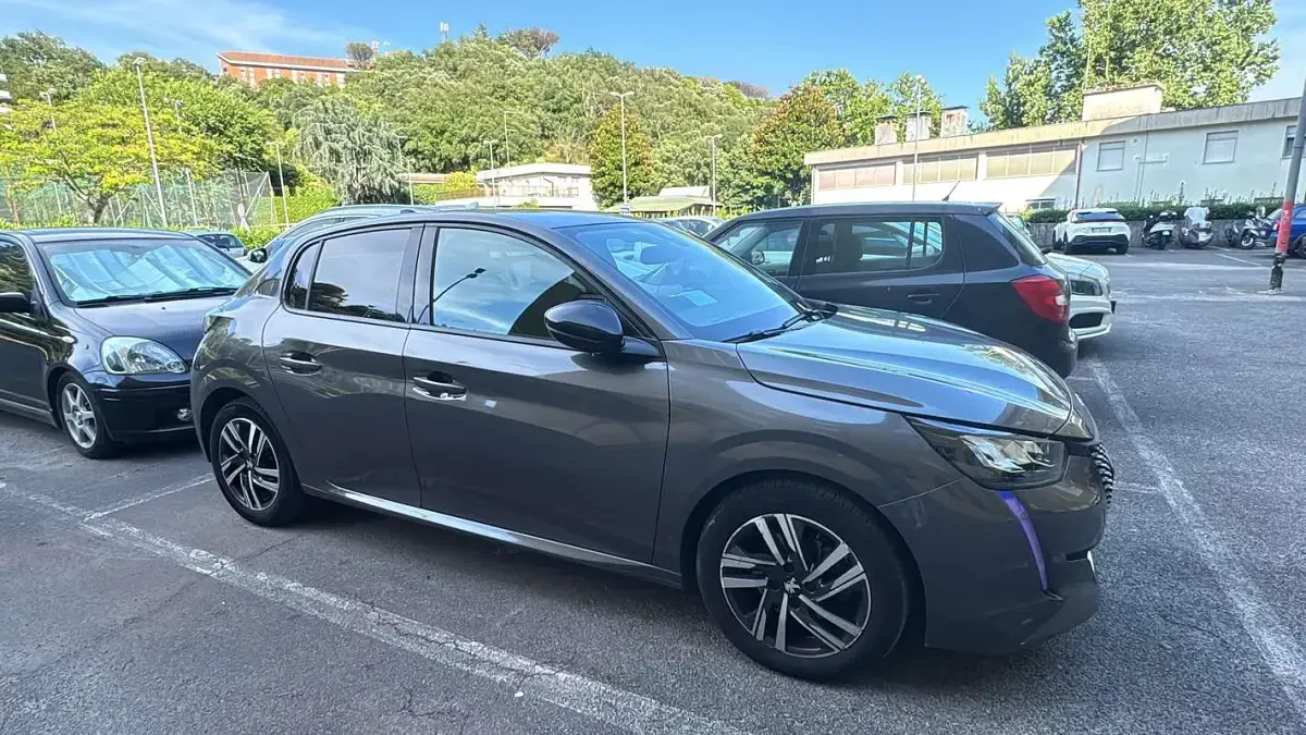 Usata Peugeot 208 Allure 102 CV (75 kW) 2022 Grigio Utilitaria