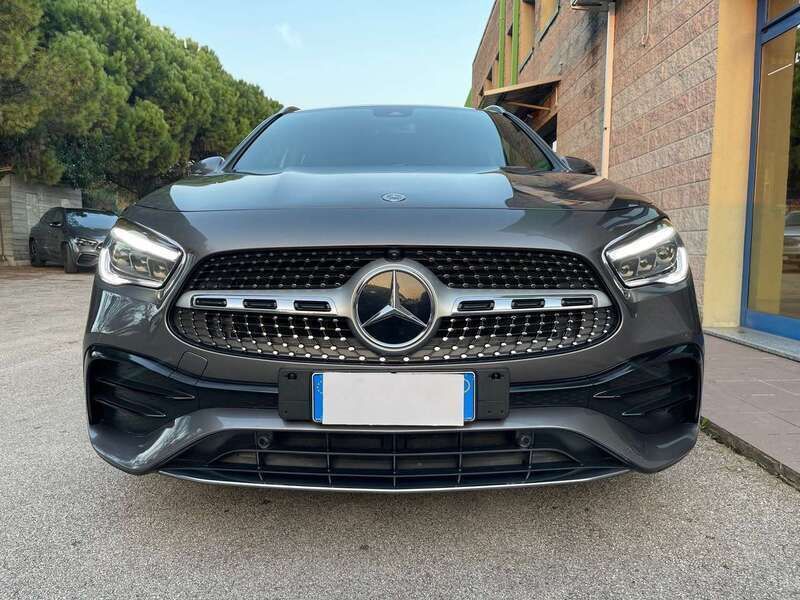 Usata Mercedes GLA180 Premium 116 CV (85 kW) 2022 Grigio montagna SUV