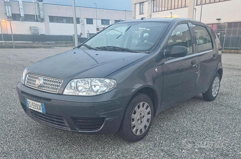 Begagnad Fiat Punto 60 HK (44 kW) 2011 Halvkombi