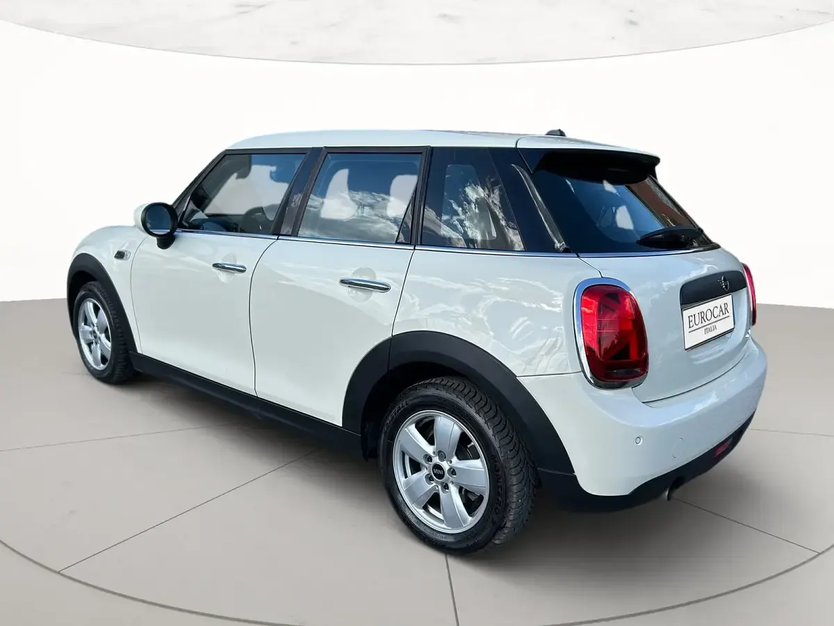Begagnad Mini ONE 75 HK (55 kW) 2021 Vit Halvkombi
