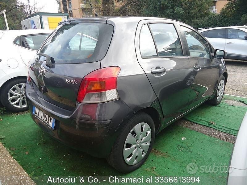 Usata Toyota Yaris Sol 101 CV (74 kW) 2009 Grigio Berlina