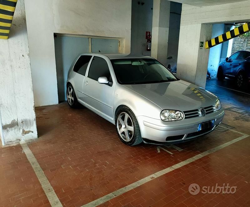 Grigio Usata 2001 VW Golf IV GTI Tre volumi | 5000 € - Immagine 1/4