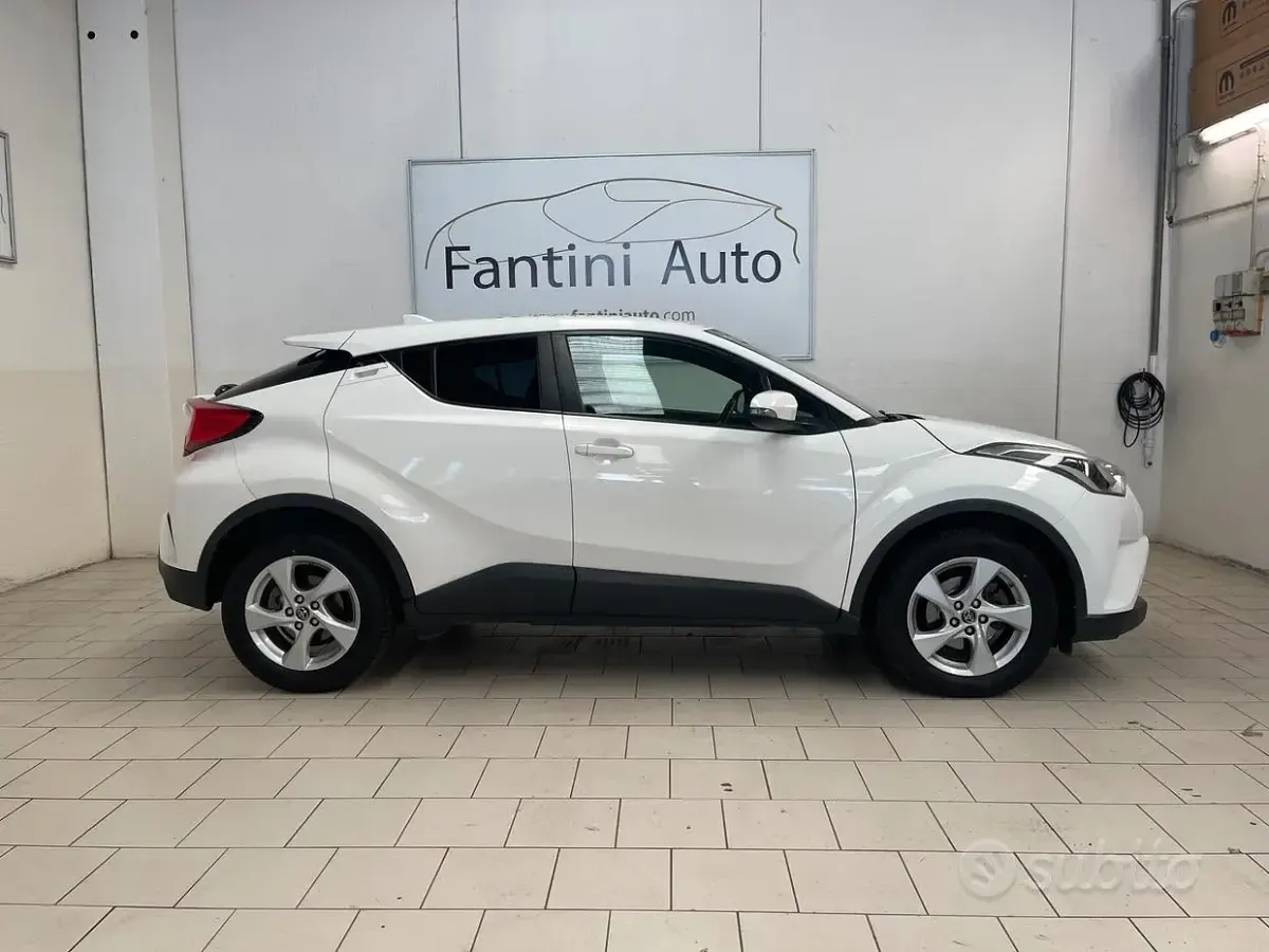 Usata Toyota C-HR Active 116 CV (85 kW) 2017 Bianco SUV