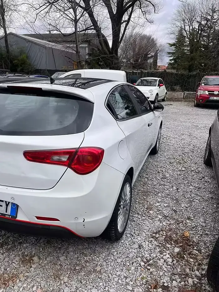Usata Alfa Romeo Giulietta 105 CV (77 kW) 2012 Bianco Utilitaria