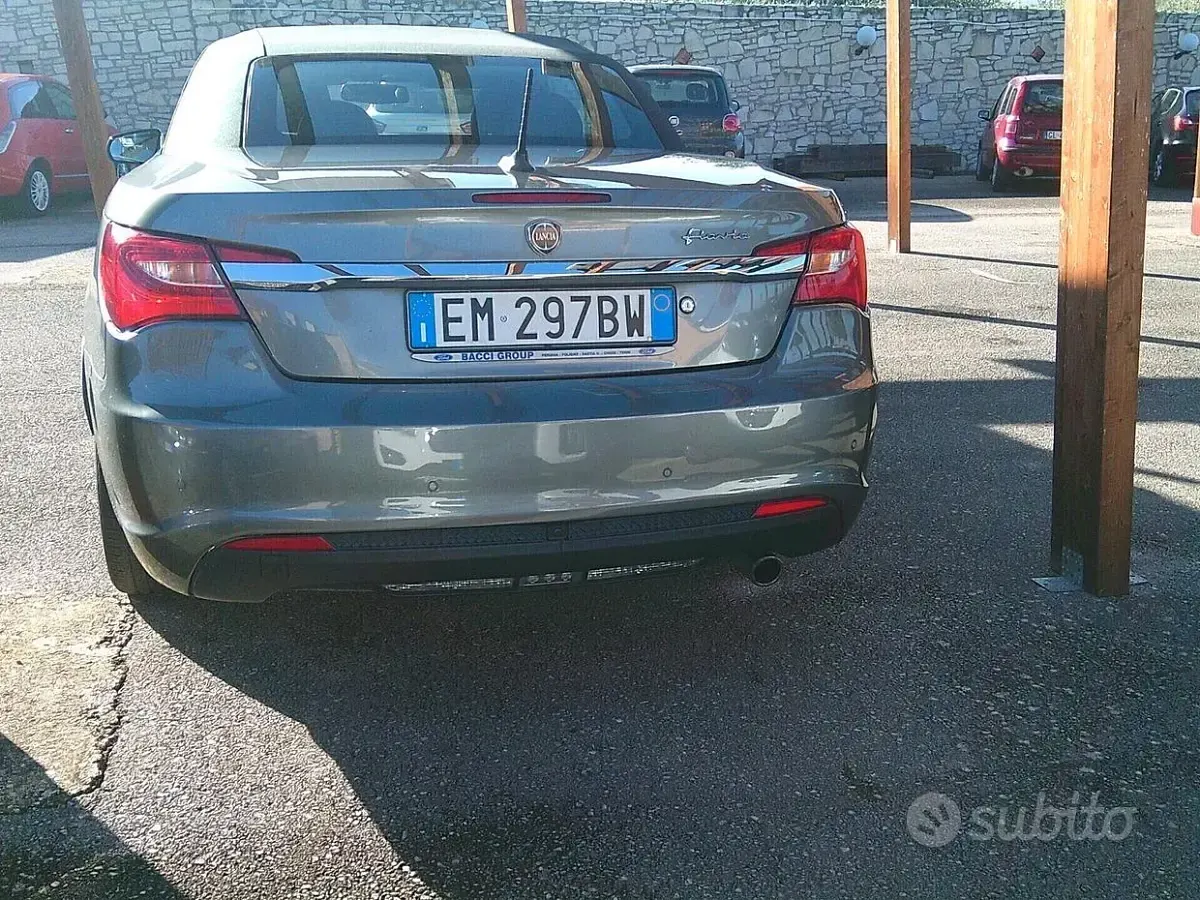Käytetty Lancia Flavia 170 HP (125 kW) 2012 Ruskea Avoauto