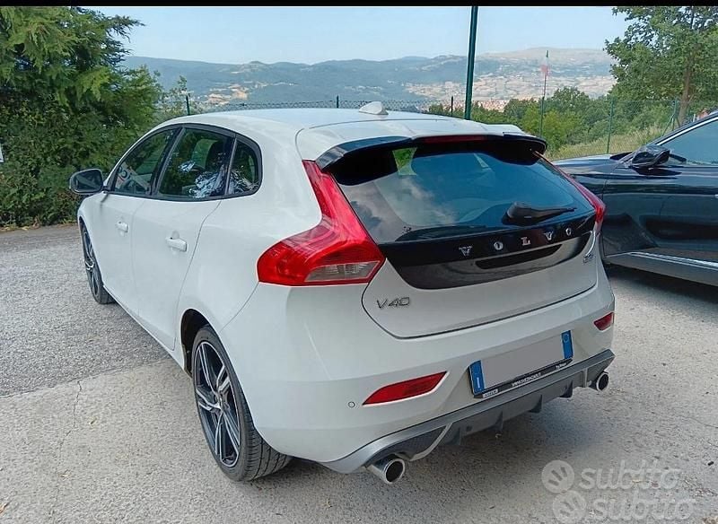Usata Volvo V40 R-Design Momentum 120 CV (88 kW) 2017 Bianco Berlina