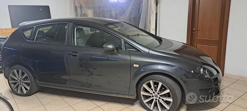 Occasion Seat Leon 100 ch (73 kW) 2011 Gris Citadine