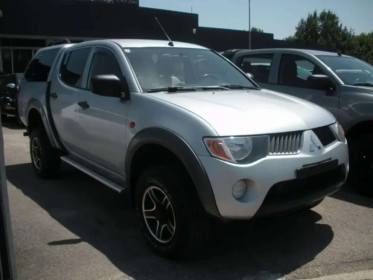 Usata Mitsubishi L200 Intense 136 CV (100 kW) 2011 Argento Pick-up