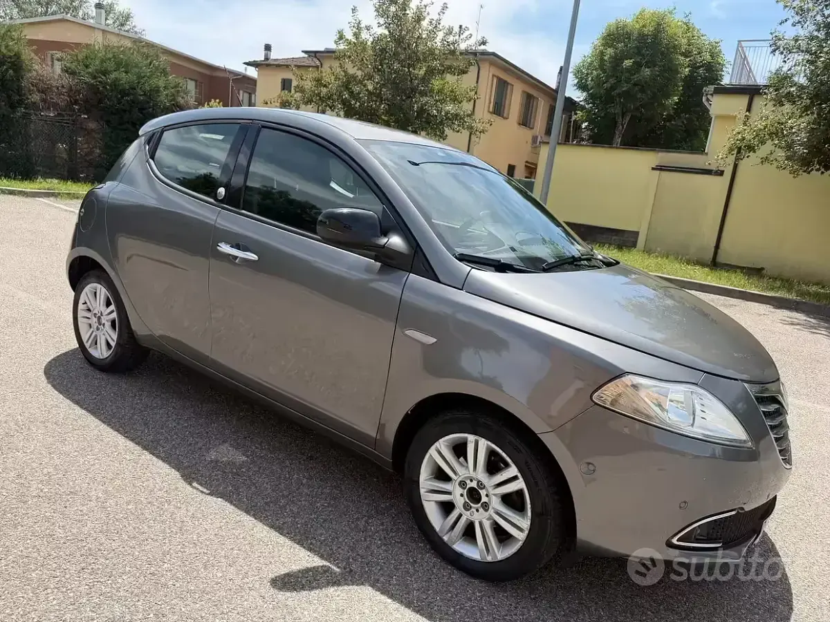 Usata Lancia Ypsilon 69 CV (50 kW) 2014 Grigio Utilitaria
