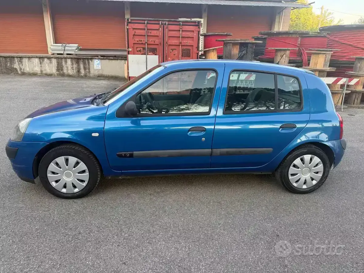 Usata Renault Clio II 75 CV (55 kW) 2005 Blu Berlina