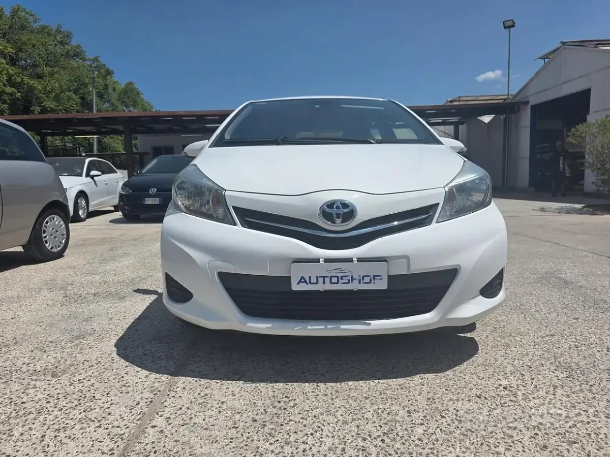Usata Toyota Yaris Lounge 69 CV (50 kW) 2012 Bianco Utilitaria