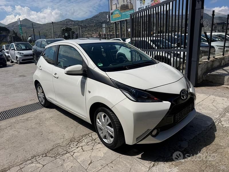 Usata Toyota Aygo X-clusiv 69 CV (50 kW) 2017 Bianco Utilitaria