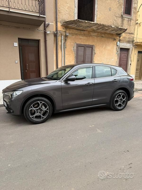 Grigio Usata 2017 Alfa Romeo Stelvio Executive SUV | 18.999 € (Buon prezzo) - Immagine 1/4