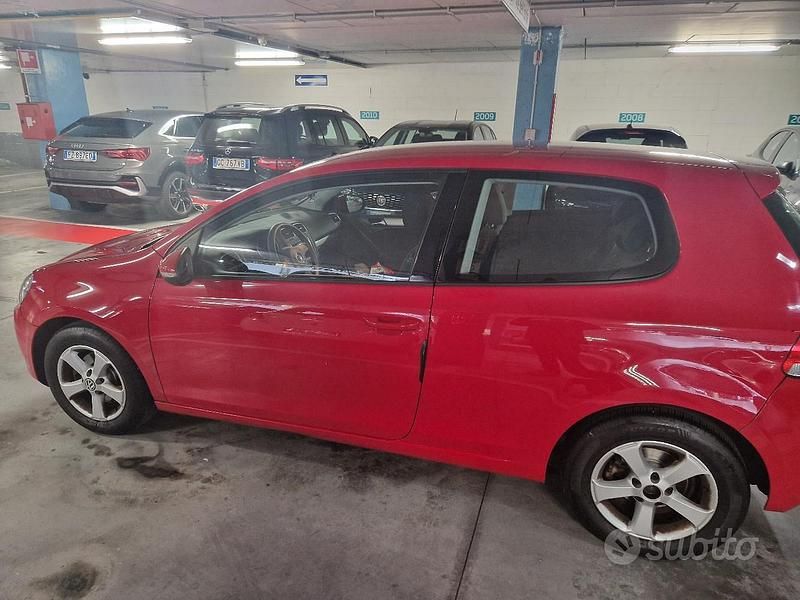 Usata VW Golf VI 105 CV (77 kW) 2010 Rosso Utilitaria