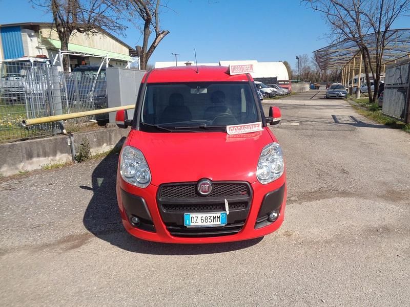 Usata Fiat Doblò 105 CV (77 kW) 2010 Rosso Monovolume