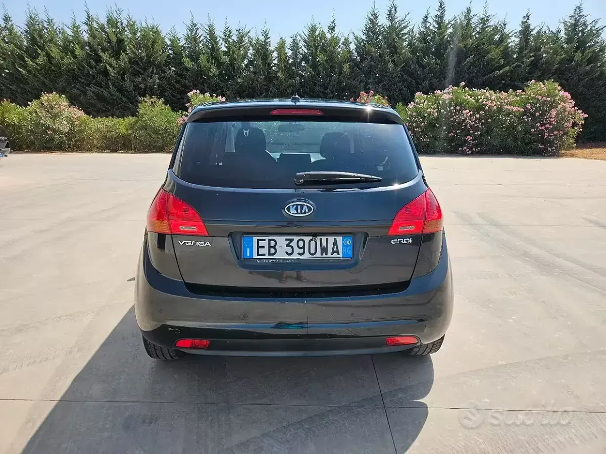 Usata Kia Venga 90 CV (66 kW) 2010 Nero Utilitaria
