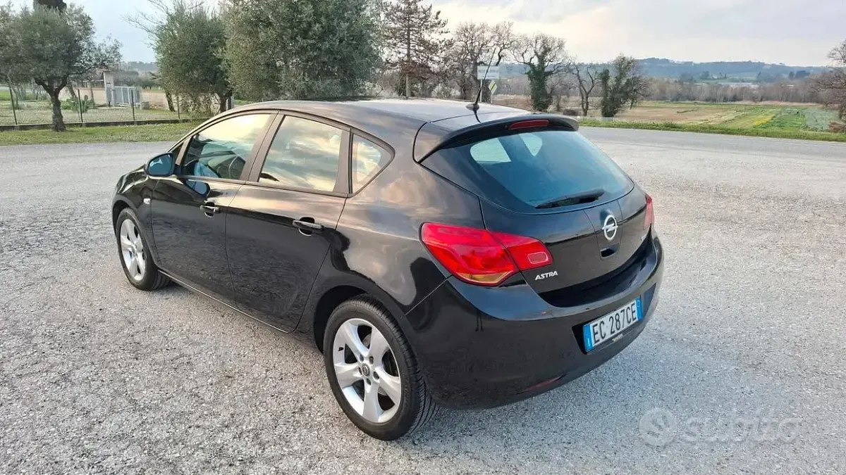 Usata Opel Astra 110 CV (80 kW) 2010 Nero Berlina