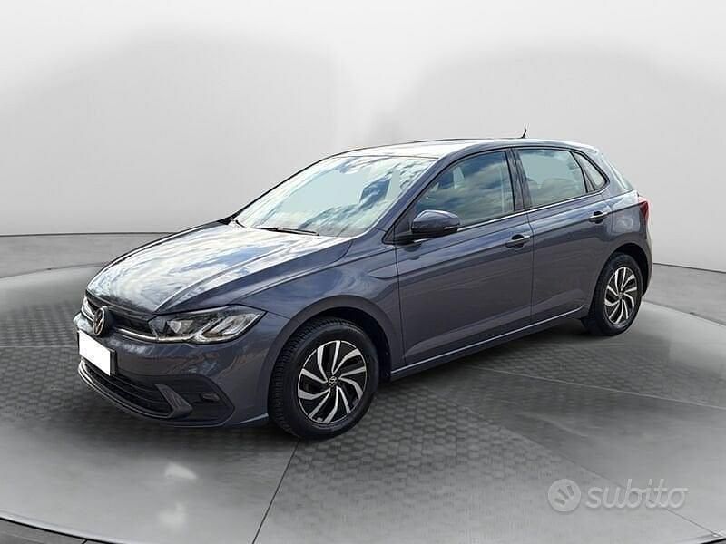 Grigio Usata 2022 VW Polo Life Tre volumi | 18.900 € (Molto cara) - Immagine 1/4