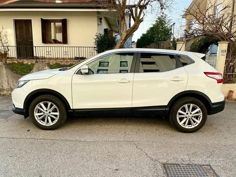 Usata Nissan Qashqai Acenta 110 CV (80 kW) 2017 Bianco SUV