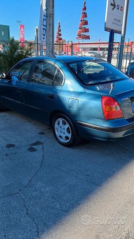 Usata Hyundai Elantra 112 CV (82 kW) 2001 Verde Berlina